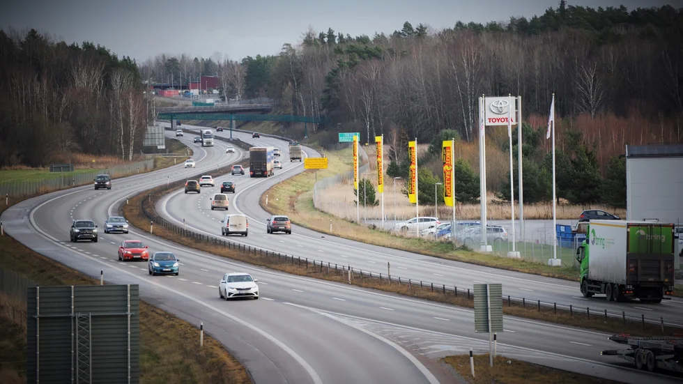 Här, vid motorvägen och bortanför Toyota och Dollar store, planeras en ny handelsplats att byggas.