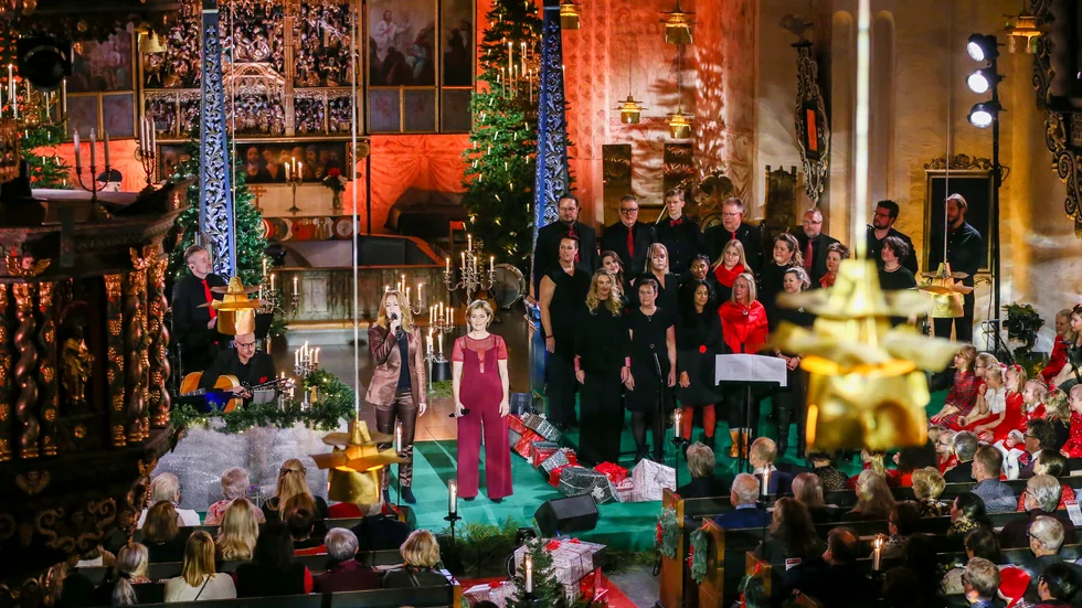 Anna Stadling och Helen Sjöholm är två av artisterna som medverkar i TV4:s julkonsert som spelades in i Nederluleå kyrka.