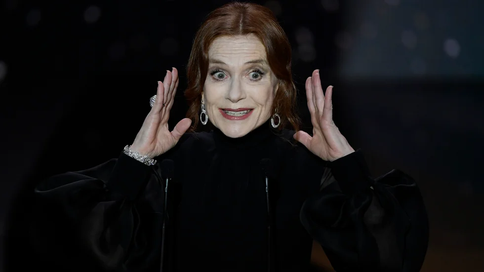 Isabelle Huppert bär den franska farsen "Mama Weed", anser Folkbladets rescensent.