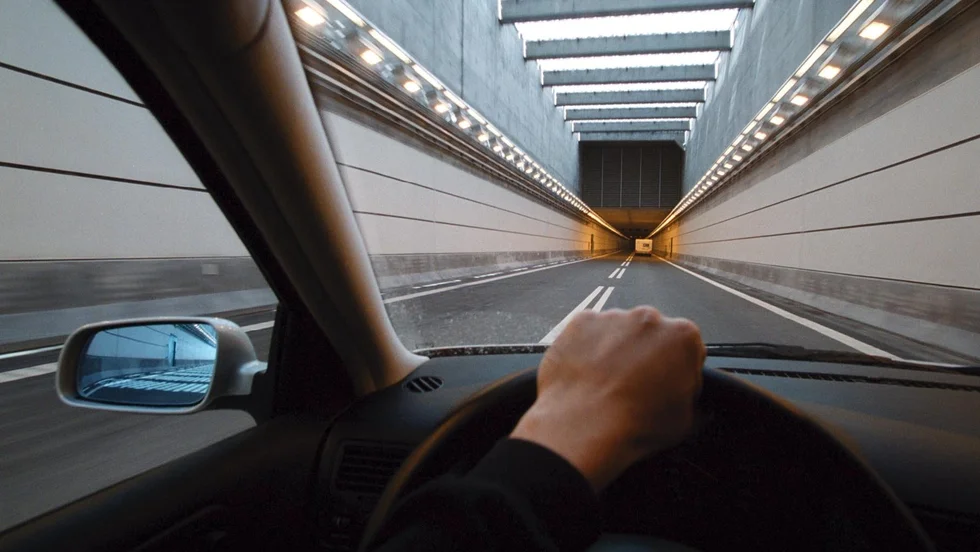På väg ner i tunneldelen av Öresundsförbindelsen. Arkivbild.