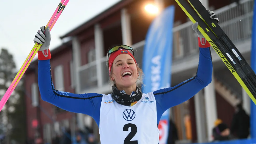 Anna Dyvik jublar efter sprintsegern i Gällivare.