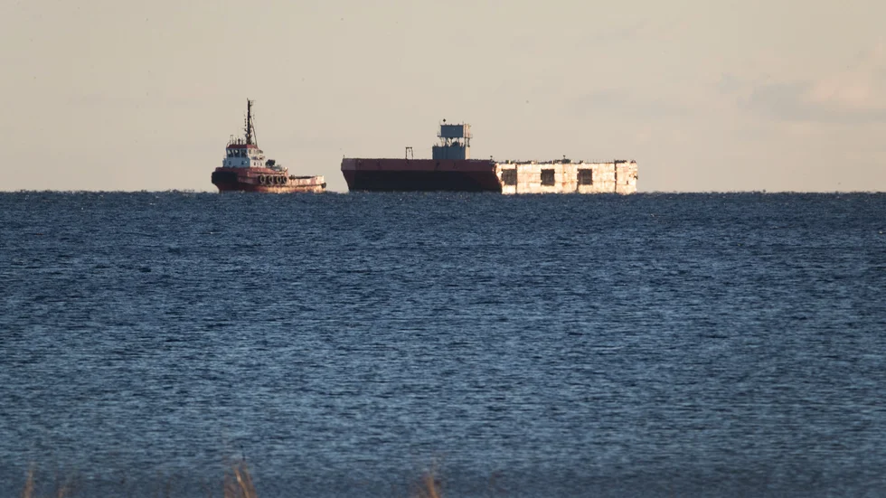 Vindkraftspråm för ankar vid Jävre.