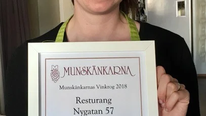 Sommeliern Veronica Andersson på Nygtan 57 tog emot diplomet från Munskänkarna.