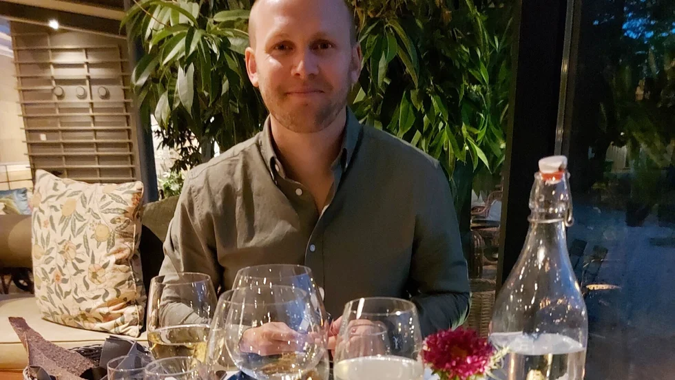 "Det fina med vin är att man kan spendera hur mycket tid som helst på att lära sig mer om det", säger Oskar Bennerhed, som är född och uppvuxen i Katrineholm.