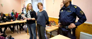 Polis: Sluta filma, börja agera