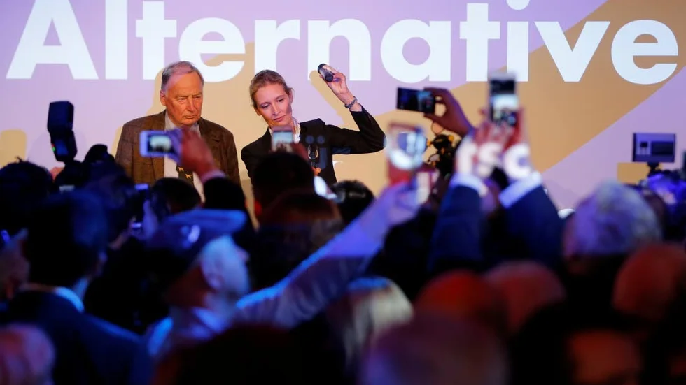 Nya namn. Alexander Gauland och Alice Weidel jublar över valframgången för AfD. De lyckades profitera på S och KD.