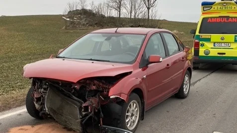 Personbilen kolliderade på tisdagseftermiddagen med en lastbil nordöst om Ödeshög.