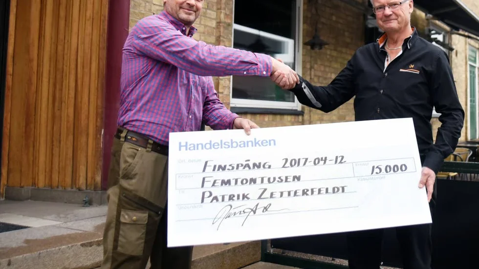 Ungdomsstipendium. Björn Andersson, till höger, lämnar över Lions ungdomsstipendium på 15 000 kronor till Patrik Zetterfeldt.