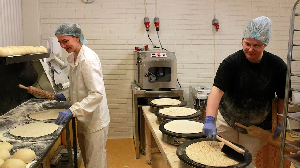 Liv Stråman och Kajsa Boman bakar för fulla muggar dagarna i ända och i byn tycker man det är härligt att det luktar nybakt bröd om morgnarna. Doften sprider sig hela vägen till Trångfors.
