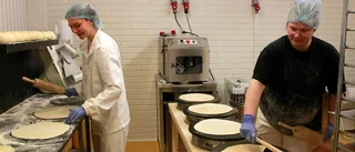 Bakningen blev till heltid – en månad senare finns brödet i hela Pite älvdal: "Vi var tvungna hitta på en specialmetod"