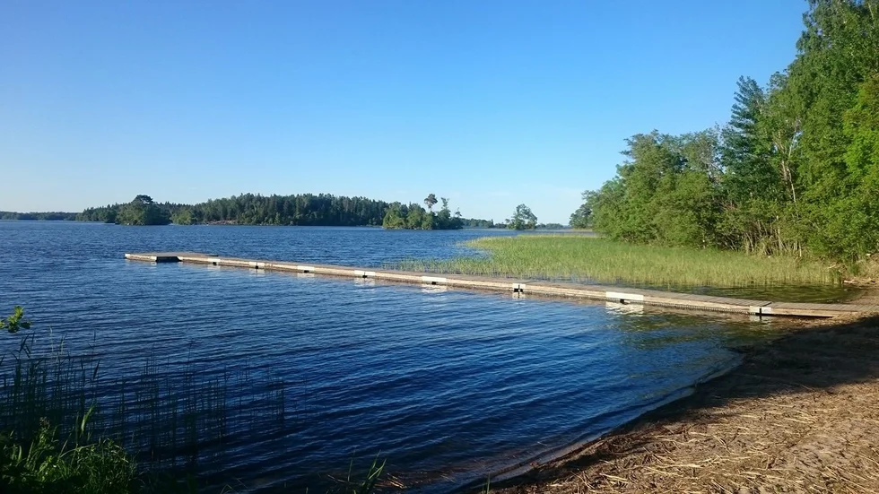 Sandvikens badplats har både sandstrand och brygga.