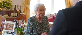 Elizabeth II har covid – jobbar ändå