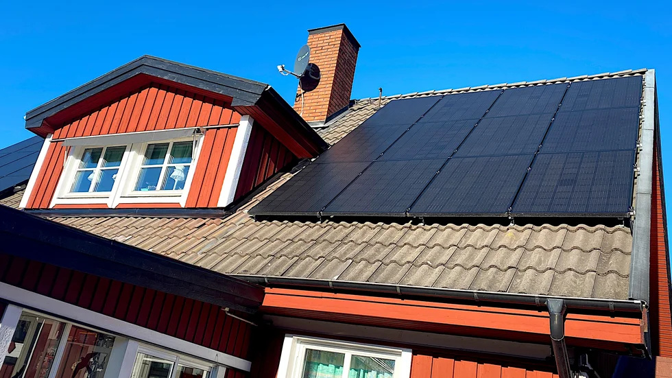 Solpaneler bör sitta med viss lucka emellan, för säkerhetesn skull, menar Johan Lexell, socellsexpert på KLövsta Energi.