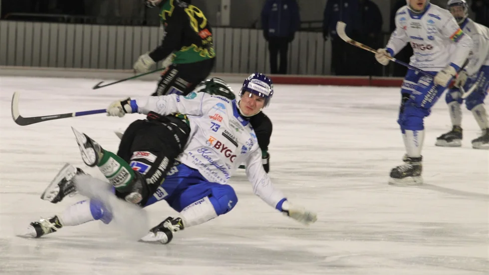 IFK Motalas Aleksi Seppänen på fall i en närkamp i första halvlek på Sjöaremossen.