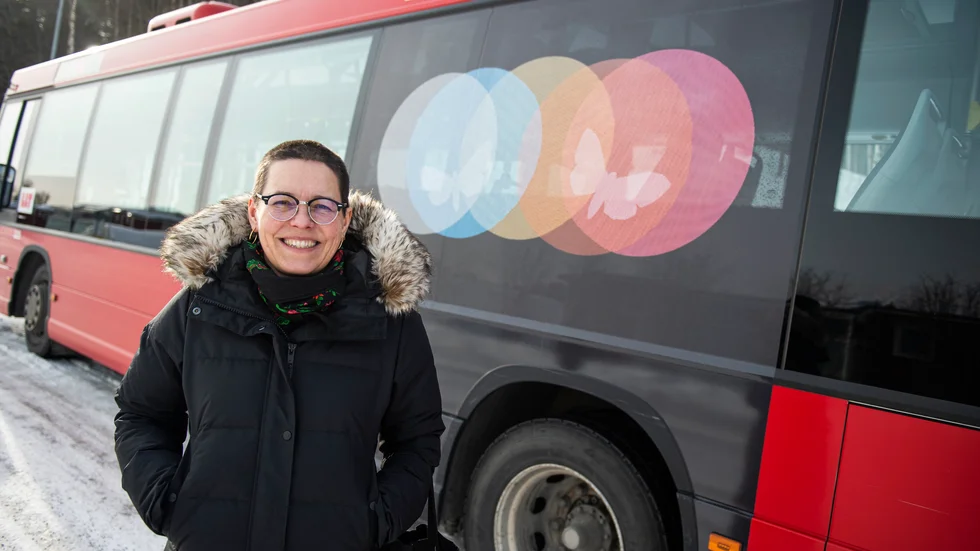 Med hjälp av extra statliga coronamedel kunde projektet "Konst i farten" rulla ut med konst på Luleå Lokaltrafiks bussar. På bild ses konstnären Victoria Andersson framför sitt verk "Spectrum".