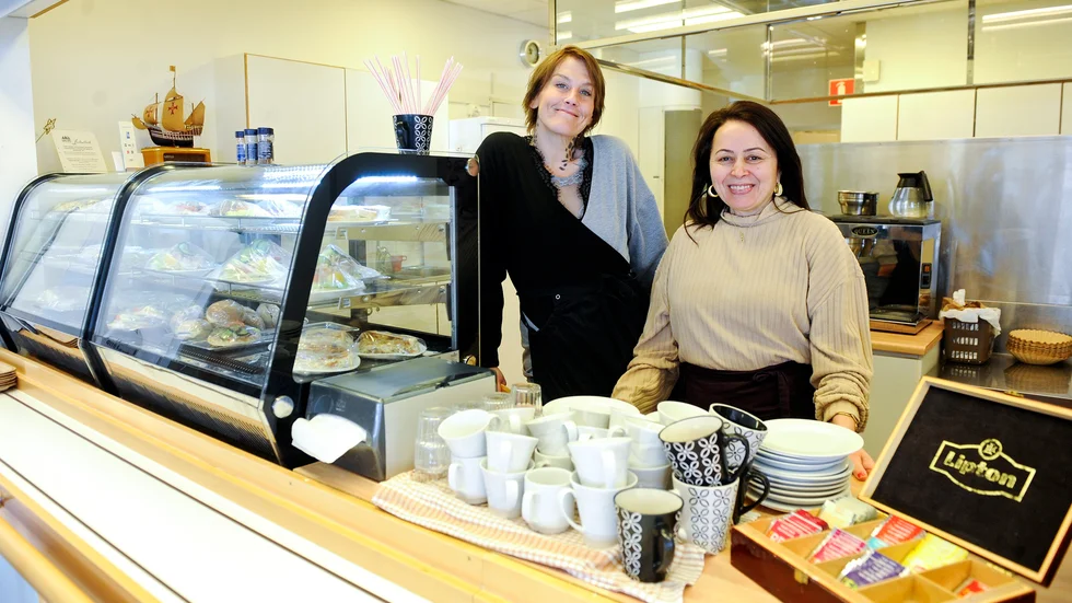Natalie Bäckström och Yazgul Nuriyeva är glada för att de kan jobba kvar på Café Träffpunkten.