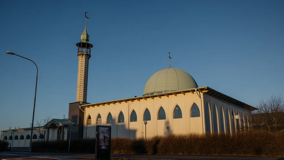 Styrelsen för Uppsala moské avråder i en insändare "samtliga muslimer från att låta sig provoceras och bli indragna i våldsamheter".