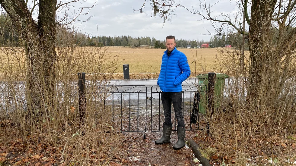 David Lundblad, hans fru och två barn bor invid väg 596. Barnen har fått förhållningsregeln att aldrig röra sig närmare vägen än gårdsgrinden. I bakgrunden syns deras brevlåda, som blivit nerkörd. 