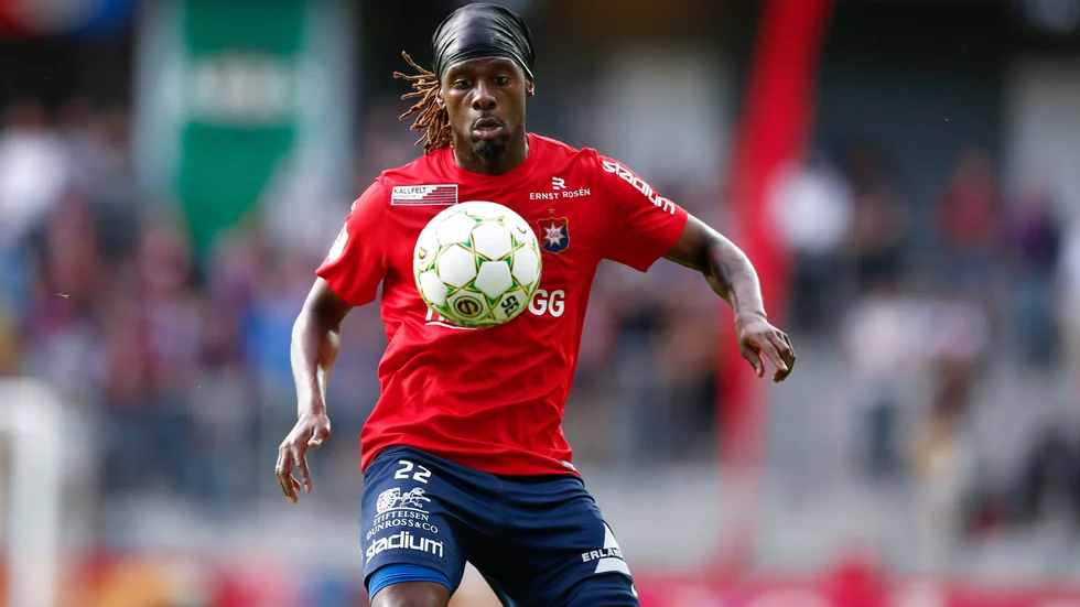 Martin Mutumba från en superettanmatch 2017 då han spelade för Örgryte. Nu kommer han till Katrineholm för att föreläsa om sitt liv, från missbruk till SM-guld.