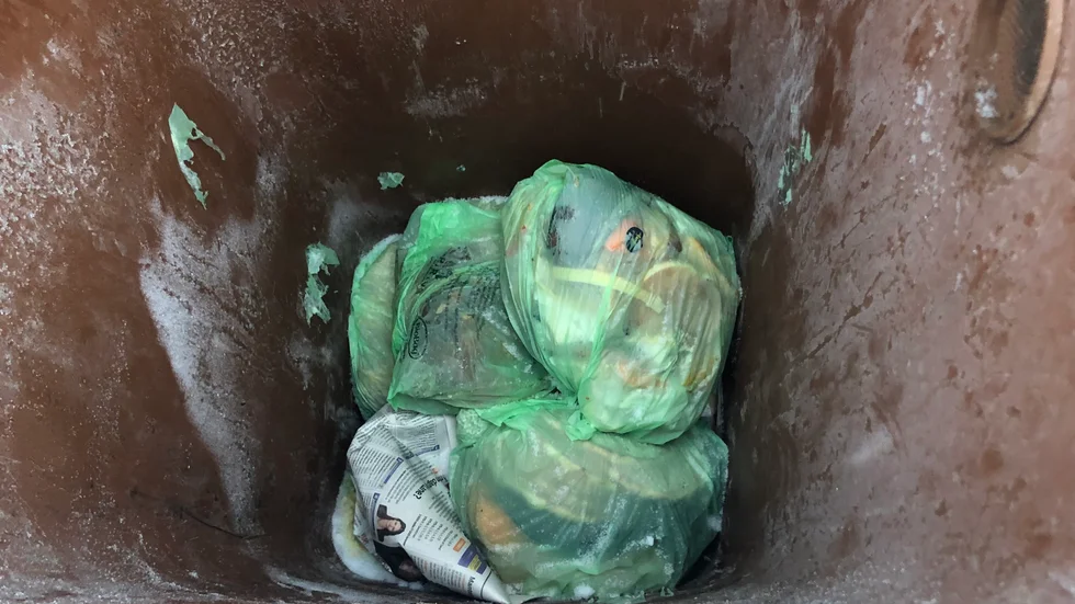 Plastpåsar som fryser fast i tunnan och blir kvar efter tömning är ett återkommande problem vintertid.