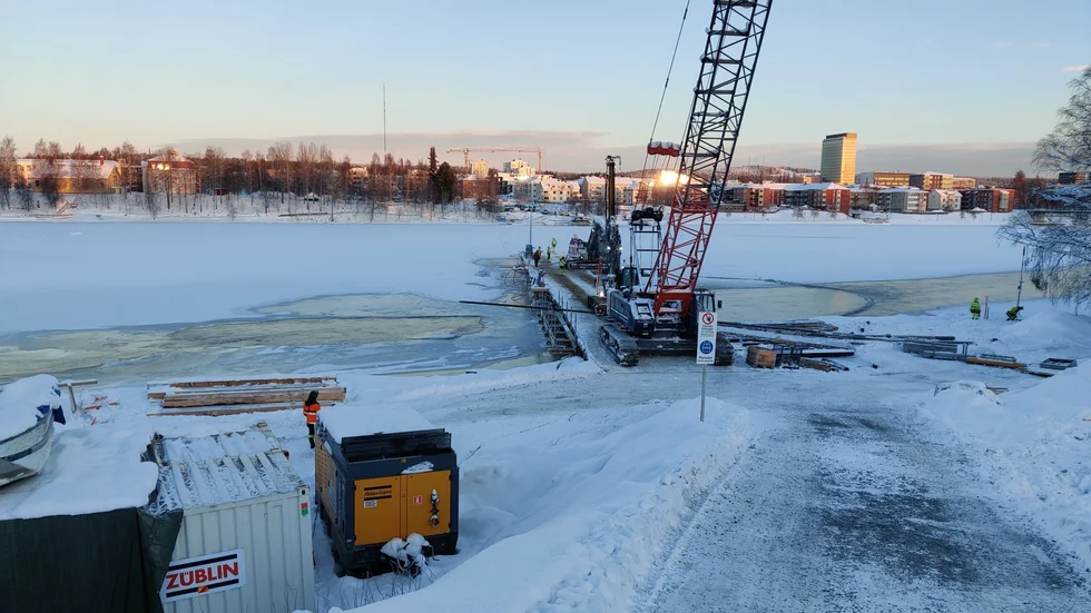 Bygget av Karlgårdsbron har tillfälligt stoppats.
