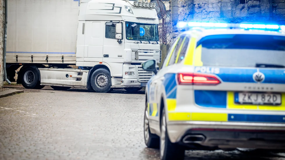 Lastbilen kilades först fast mellan S:t Lars ruin och en husvägg i Nunnegränd.