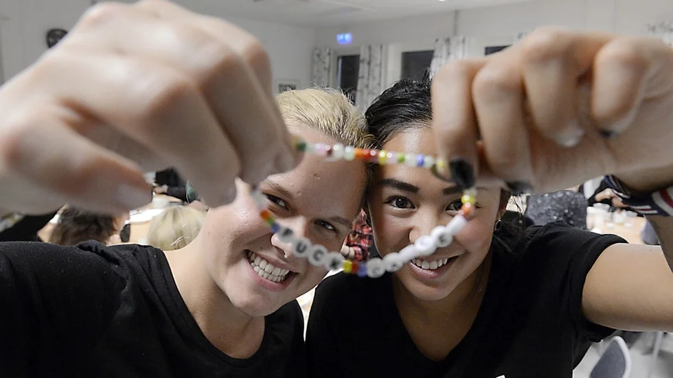 Arrangörerna Hanna Boman och Linn Burman visar upp ett av alla armband som skapades i helgen. Foto: Ulf Johansson