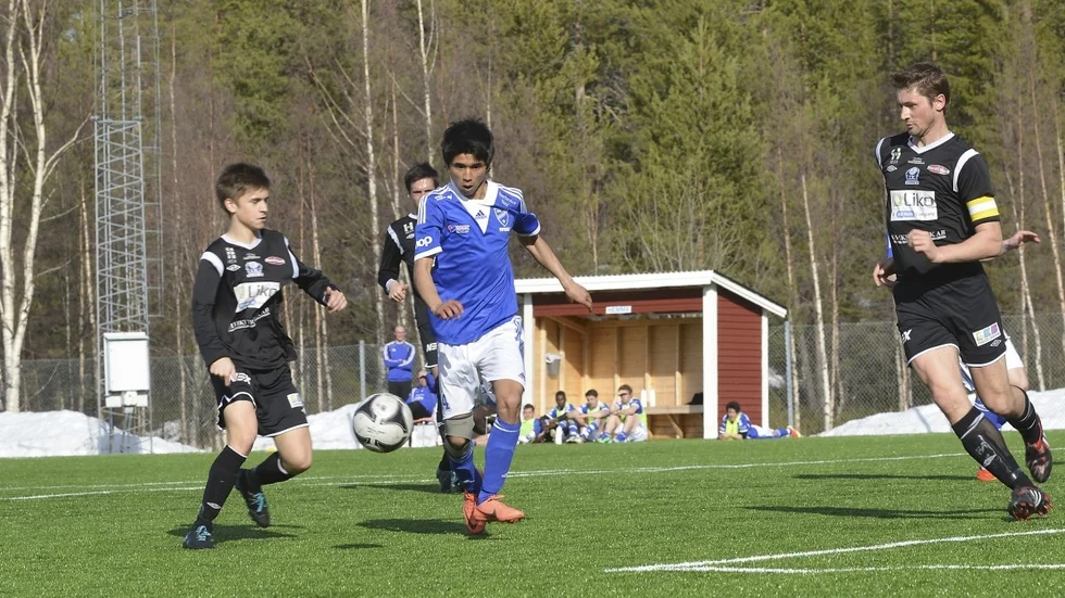 Amir Sadeghi bidrog med en hel del till Arvidsjaurs offensiv. Men i de avgörande momenten ville det sig inte för varken Amir eller hans lagkamrater, Arvidsjaur fick nöja sig med en poäng i en mållös match. Foto: GÖRAN WESTERLUND