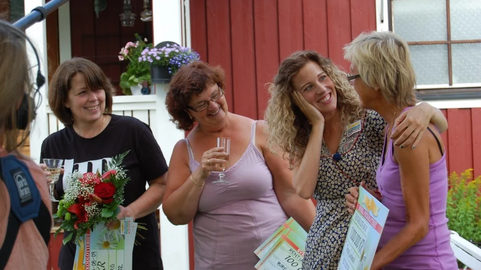 Sandra Dahlberg delade ut vinstcheckar till Ulla Forsberg, Birgitta Eriksson och Therese Lundmark. Foto: Lennart Enkvist.