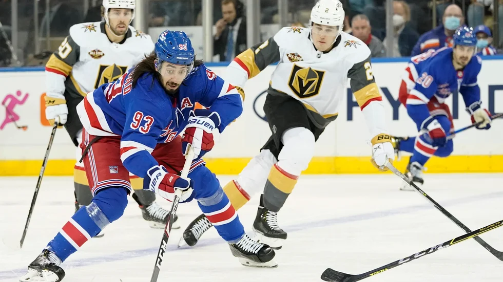 New York Rangers center Mika Zibanejad kontrollerar pucken.