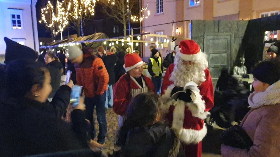 Förra året blev det ingen Tomtenatta – på grund av pandemin. Under torsdagskvällen var det äntligen dags igen. Som sig bör fick tomten ta emot många önskelistor.