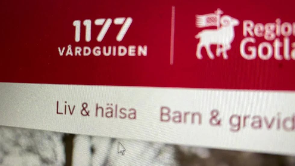 En patient som ringt 1177 fick rådet att avvakta. Senare visade  det sig att hon drabbats av en bristning i kroppspulsådern.