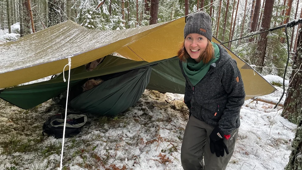 Louise Hellbom sover i hängmatta tillsammans med maken under dubbla tarpar som behövde spännas om under natten eftersom det föll blötsnö. 