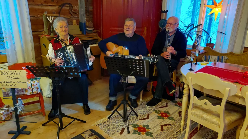 Nancy, Conny och Tony svarade för den musikaliska underhållningen när Vuollerims hembygdsförening firade.   