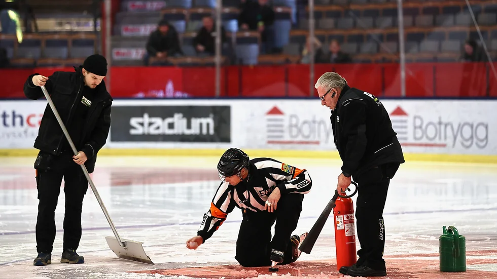 Isen gick sönder senast LHC mötte Oskarshamn i Saab arena och fick avbrytas efter en period. I kväll ska matchen fortsätta, vid ställningen 1-1 och med två perioder kvar.