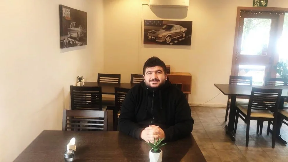 22-årige Abdo Omar har tagit över restaurangen utmed väg 55/57 utanför Valla.