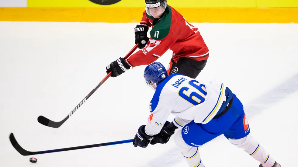 Filip Hasa i matchen mot Leksand i CHL. Han är fostrad i ESK, innan han flyttade till Göteborg för spel i deras juniorlag. Nu spelar han för Modo. 