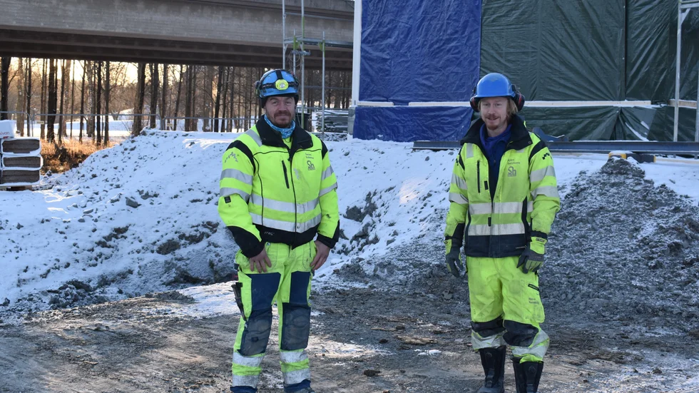 Tobias Karlsson och Björn Sandberg jobbar på bygget vid Kungsängsbron.