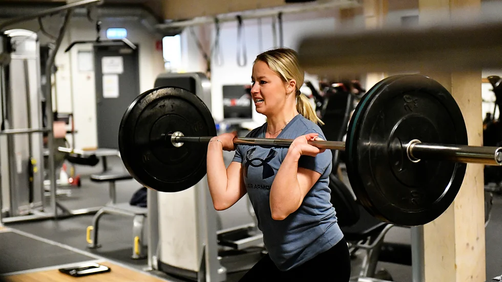 Väl hemma i Skellefteå passar Tindra Holm på att umgås med vänner och familj – och köra sina favoritövningar i gymmet som inte finns med på träningsschemat i USA.
