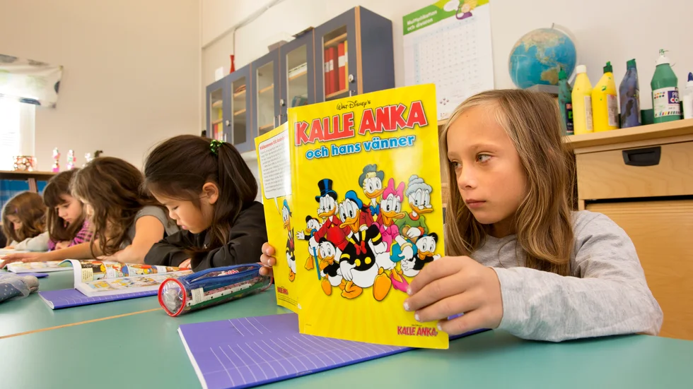 MALMÖ 2013-10-04 Kalle Anka och Bamse lär barn att läsa bättre. Det menar förlaget Egmont som vill få skolan att satsa på serier för att främja läsförståelsen. Klass 4 A på Augustenborgsskolan i Malmö läser Kalle Anka i svenskundervisningen. Bilden: Närmast fån höger Vivica Balint och Malin Ye. Foto: Drago Prvulovic / TT / Kod 70040