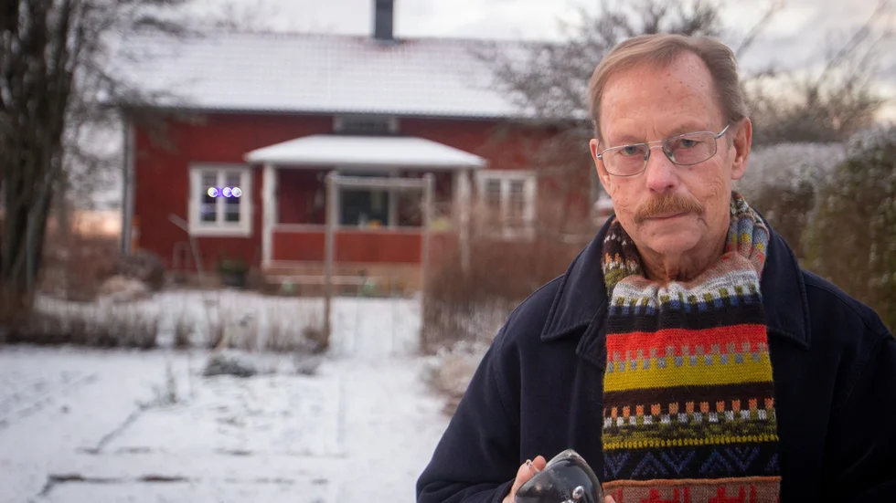 Kay Pettersson, här framför sitt hus i Lövsta, strax söder om Öljaren."Huset byggdes 1886 och renoverades någon gång på 50-talet", berättar han. 