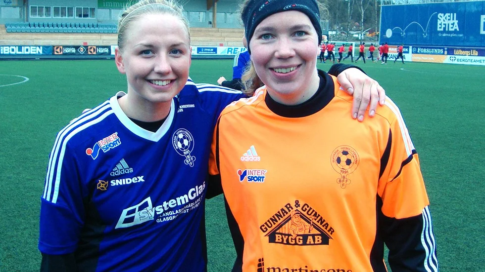 Målvakten Ida Wikström och matchvinnaren Paulina Larsson var nöjda efter Burträsks första seger. FOTO: MIKAEL MARKLUND