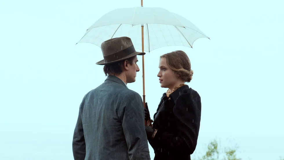 Sjömannen Martin (Luca Marinelli) förälskar sig i en överklasstjej (Jessica Cressy) och i en dröm om bildning och författarskap i den italienska filmen "Martin Eden".