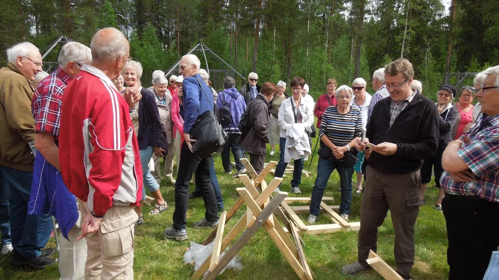 Tävling. Deltagarna tävlade om vem som kunde bygga en sågbock mest lik originalet.