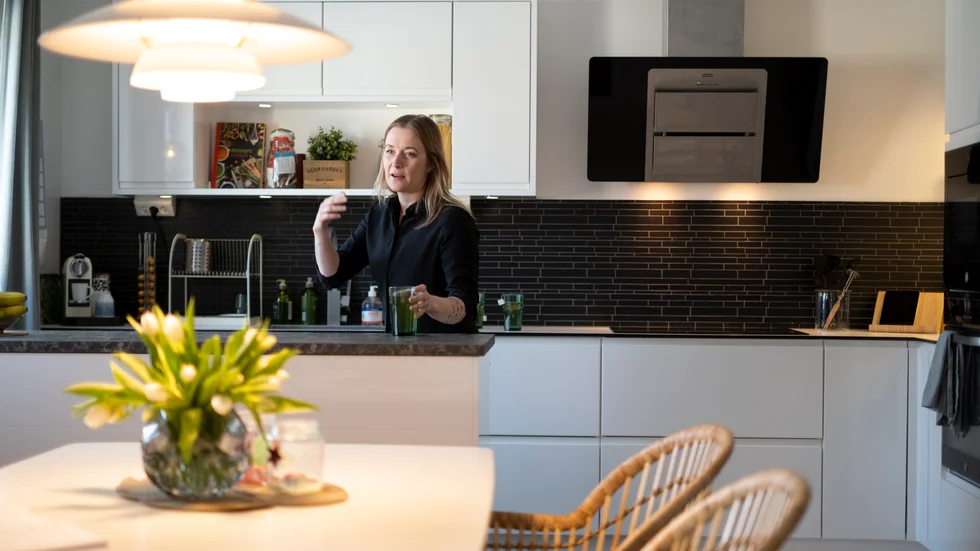 "Jag skulle beskriva min inredningstil som modern. När man bor i ett nybyggt hus får man rätta stilen lite efter huset. I sommarstugan har jag mer "countrystyle", säger Mia Ängsberg.