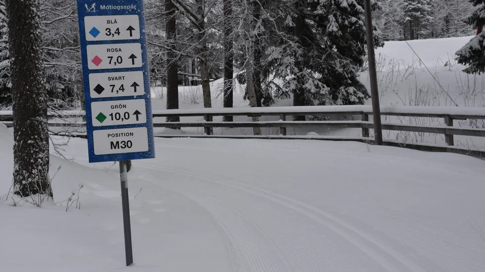 Det tunna snötäcket gör att det än så länge är få spår som är uppdragna på Ormberget men den snö som nu väntas gör att det förmodligen blir betydligt färre spår i bruk lagom till julledigheten.