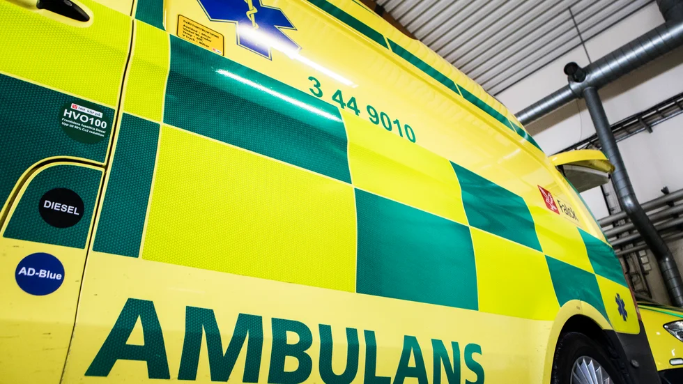 Tre män fördes med ambulans till sjukhus efter en singelolycka utanför Tierp. 