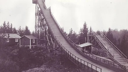 Här ses stora och lilla skidhopparbacken i Borggård, när det begav sig.