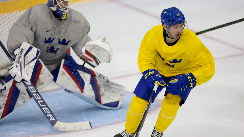 Marcus Krüger, i gult, under fredagens träning med Tre Kronor.