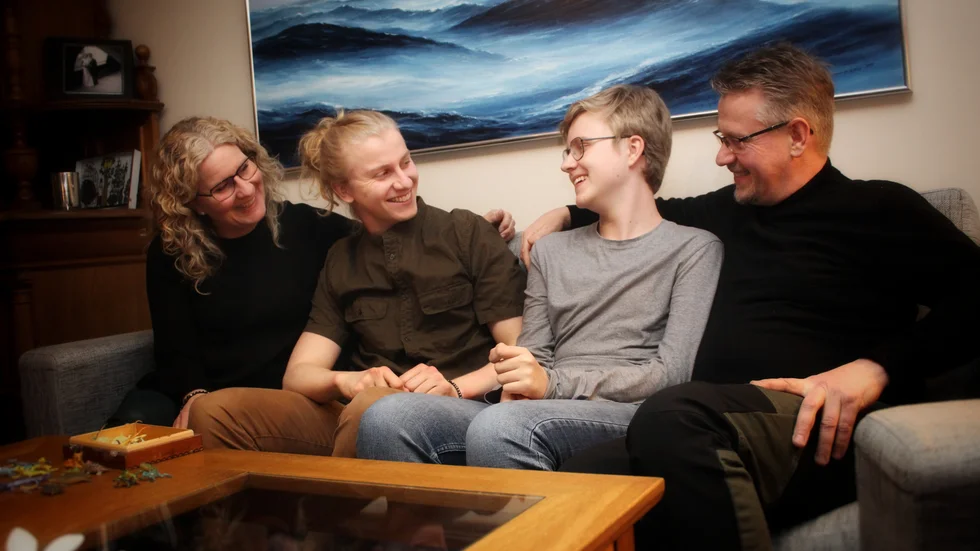 När Gustav Carlgren var tre och ett halvt år gammal fick han diagnosen leukemi och familjens tillvaro slogs fullständigt i spillror. Men idag är Gustav friskförklarad och familjen är oerhört tacksam. Från vänster: Ulrika, Oscar, Gustav och Johan Carlgren.